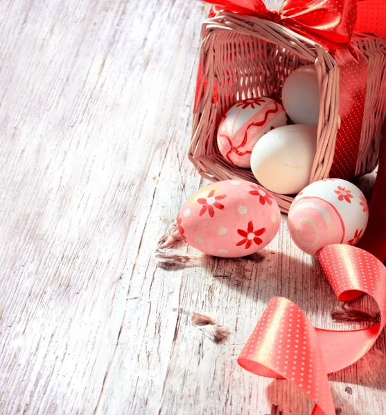 Sepette renkli paskalya yumurtaları