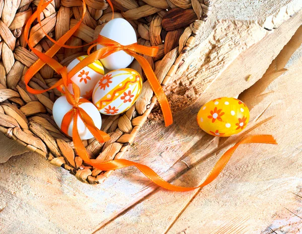 Πολύχρωμα πασχαλινά αυγά στο καλάθι — Φωτογραφία Αρχείου