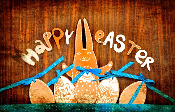 Huevos de Pascua y conejo con letras "feliz Pascua " — Foto de Stock