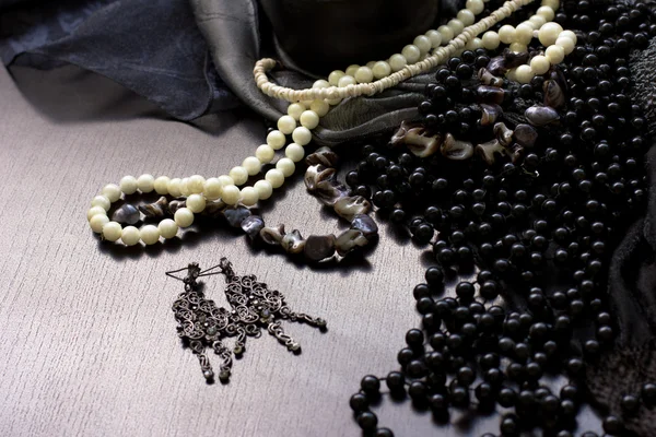 Pearl necklace and earrings on the black table — Stock Photo, Image