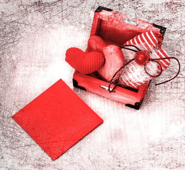 Scheda vintage con cuore rosso su sfondo grunge vecchio , — Foto Stock
