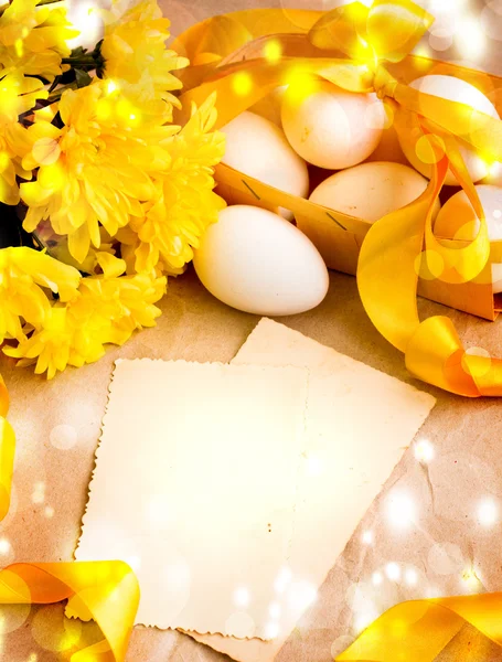 Huevos de Pascua y rama con flores sobre papel —  Fotos de Stock