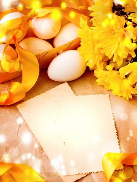 Huevos de Pascua y rama con flores sobre papel — Foto de Stock