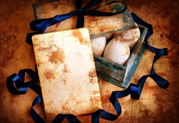 イースターの卵を持つボックスとビンテージのカード — ストック写真