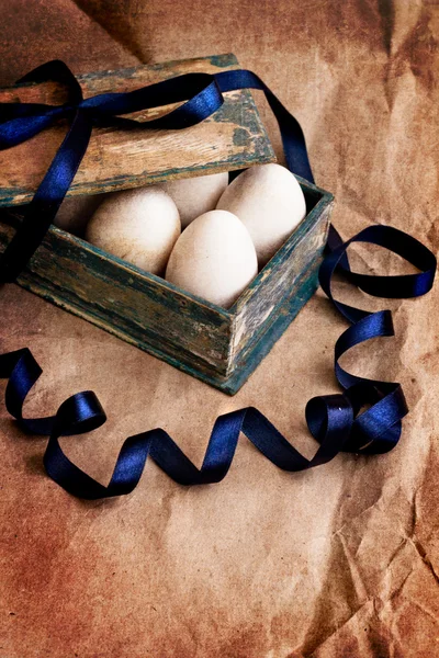 Vintage grunge zemin üzerine yumurta kutusu — Stok fotoğraf