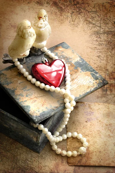 iki güvercin ve sevginin sembolü olarak kırmızı kalp