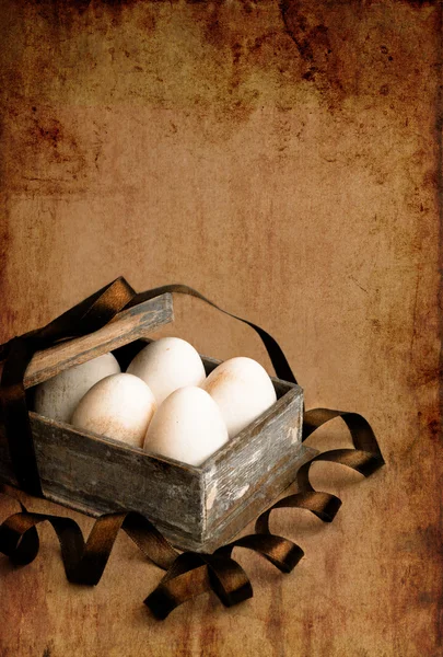 Caja vintage con huevos de Pascua —  Fotos de Stock