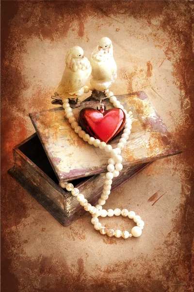 Två duvor och röda hjärtat som symbol för kärlek — Stockfoto
