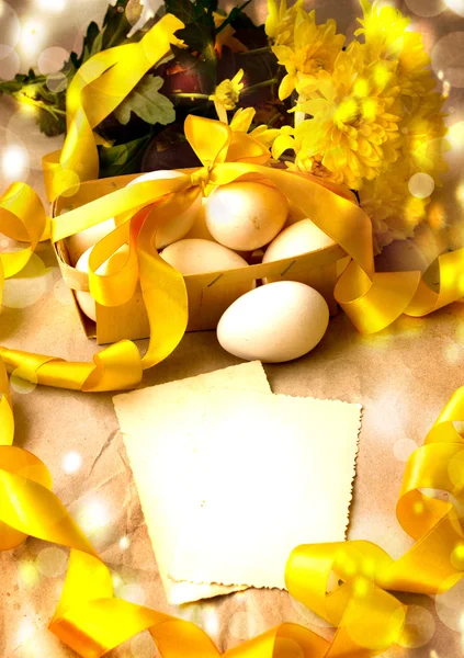 Osterhintergrund mit Ostereiern mit Frühlingsblumen, Vintage-Osterkarte mit Korb — Stockfoto