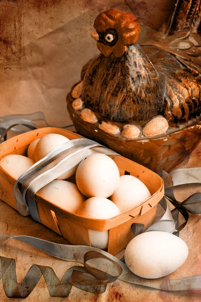 Galinha com cesta de Páscoa no fundo de papel, cartão de férias de Páscoa — Fotografia de Stock