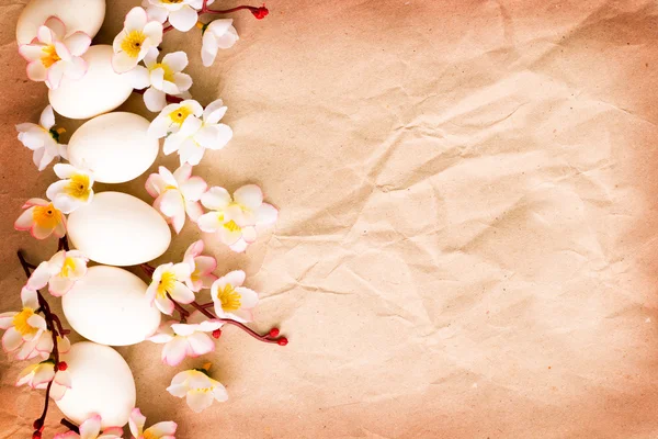 Sfondo pasquale con uova e fiori — Foto Stock