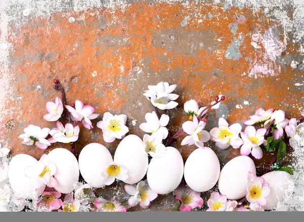 Fundo de Páscoa com ovos e flores — Fotografia de Stock