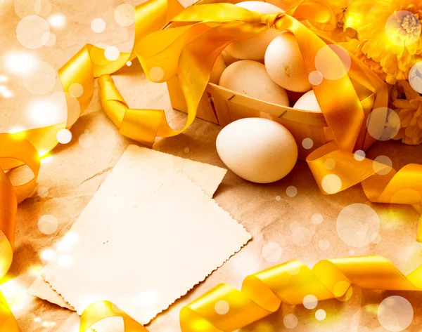 Fondo de Pascua con huevos de Pascua con flores de primavera, tarjeta de Pascua vintage con cesta —  Fotos de Stock