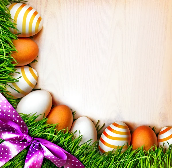Huevos de Pascua en la hierba Fotos de stock libres de derechos