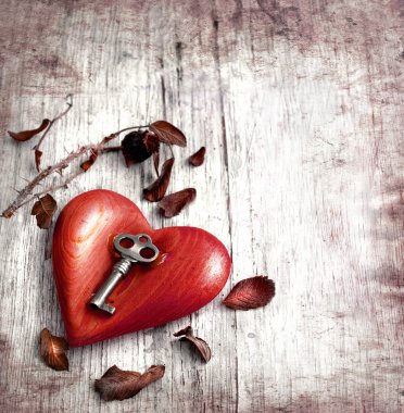 Aşkın sembolü olarak kalbi olan anahtar.