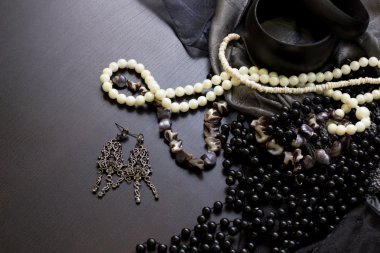 inci kolye ve küpe kara tablo