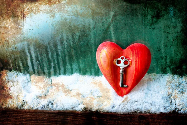 Chave com o coração como símbolo de amor — Fotografia de Stock