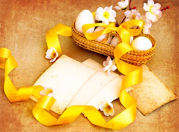 Пасхальный фон и пасхальные яйца с весенними цветами — стоковое фото