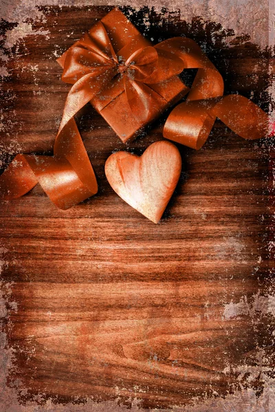 Ročník svátků dárek s lukem z pásu karet a mír z papíru na přání na dřevěné pozadí. — Stock fotografie