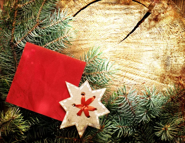 Decoração de Natal sobre fundo grunge, papel vintage decoração de Natal com um sinal e fita vermelha — Fotografia de Stock