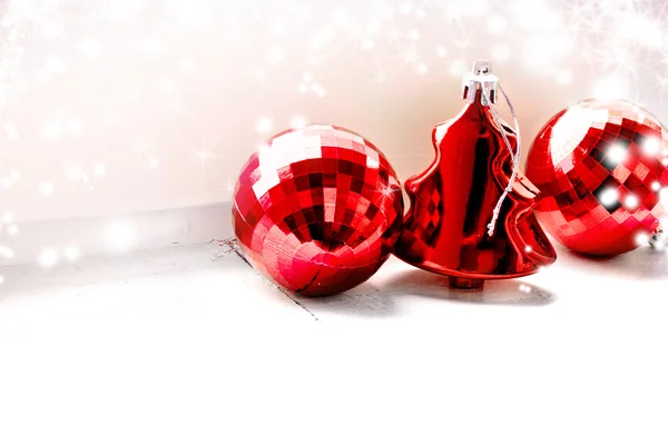 Vánoční dekorace ozdoby na bílém pozadí — Stock fotografie