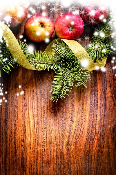 Árvore de natal com maçãs e decorações em uma tábua de madeira — Fotografia de Stock