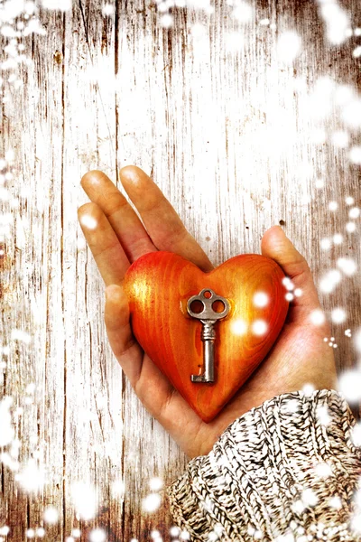 kalp ile sevginin sembolü olarak kadınların elinde anahtar