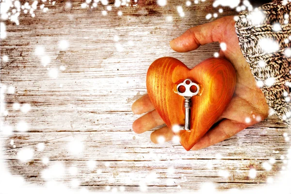 Herz mit dem Schlüssel in Frauenhand als Symbol der Liebe — Stockfoto