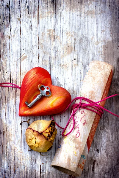 Schlüssel mit Herz, Rose und Buchstaben als Symbol der Liebe — Stockfoto