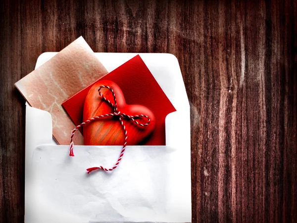 De dag van Valentijnskaarten achtergrond met hart, papier als een brief op houten achtergrond. — Stockfoto