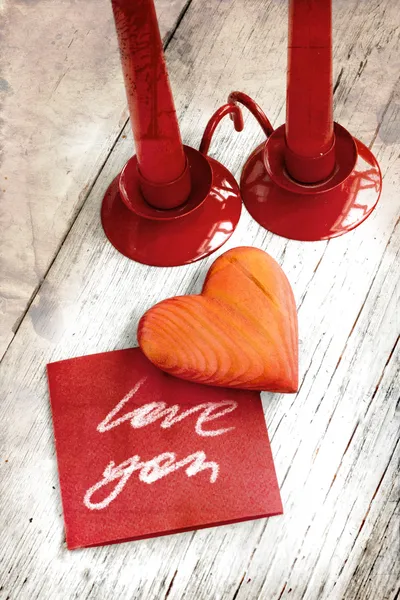 День святого Валентина фон с сердцем и праздники подарок на старом деревянном фоне с двумя свечами — стоковое фото