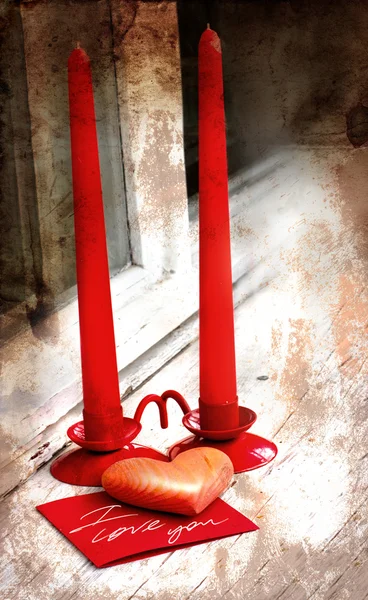 San Valentino sfondo con cuore e vacanze regalo su sfondo vecchio in legno con due candele — Foto Stock