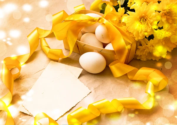 Fond de Pâques avec des œufs de Pâques avec des fleurs de printemps — Photo