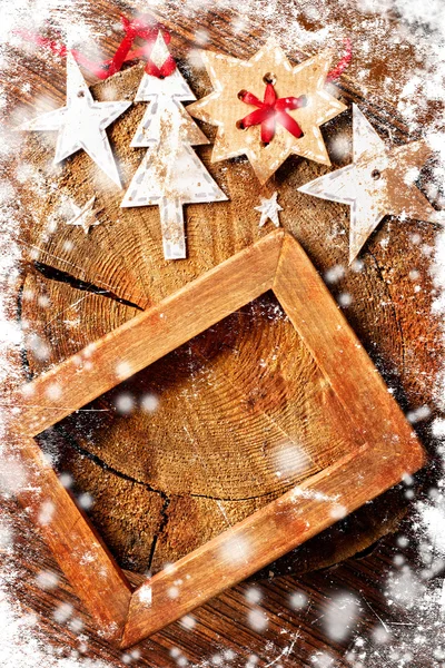 Noel dekorasyon yıldızı ile beyaz, kış zemin üzerinde — Stok fotoğraf