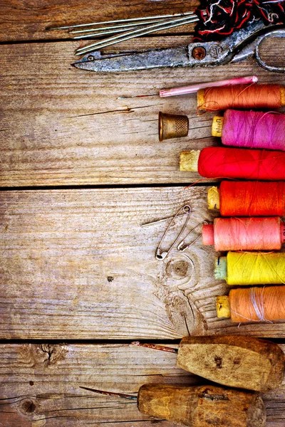 renkli ipler ve eski ahşap masa üzerinde eski makas
