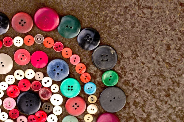 Set di bottoni vintage su vecchio tavolo in legno — Foto Stock