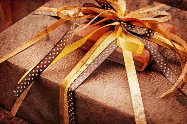 Два подарка из фольги с желтыми, золотыми, коричневыми луками — стоковое фото