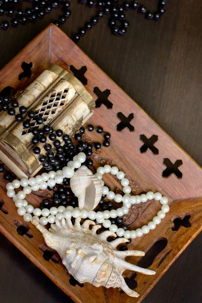 Jewels in a nacreous shell on a dressing table — Stock Photo, Image