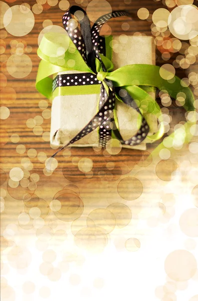 Vintage-Retro-Geschenk, Geschenkschleife mit Blütenblatt aus Blumen auf Holztisch — Stockfoto