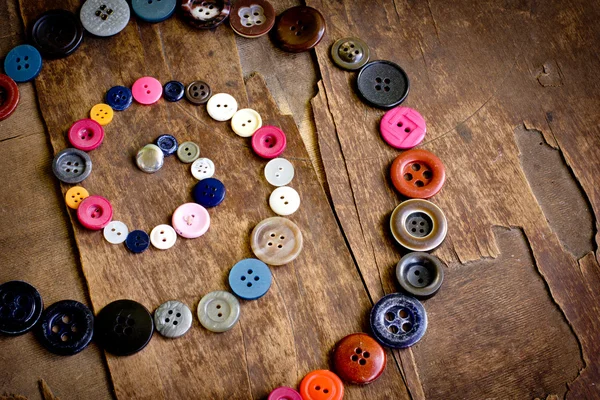 Conjunto de botões vintage na mesa de madeira velha — Fotografia de Stock