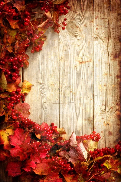 Cadre d'automne à partir de feuilles d'airelle et d'érable sur des assiettes en bois avec texture grunge Images De Stock Libres De Droits