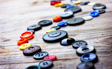 eski ahşap masa üzerinde vintage düğme kümesi