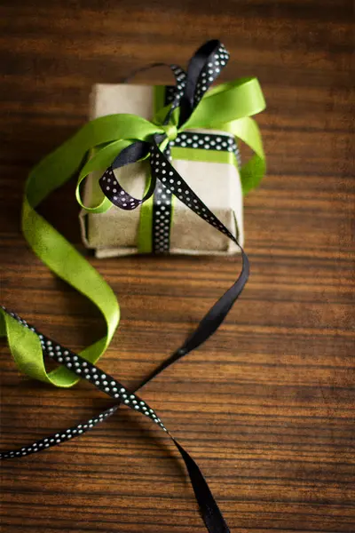 Cadeaux avec papier d'emballage et noeuds atlas — Photo