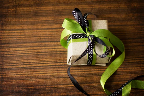 Подарки с упаковочной бумагой и атласными бантами — стоковое фото