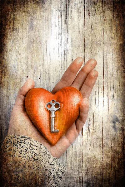 Herz mit dem Schlüssel in Frauenhand als Symbol der Liebe — Stockfoto