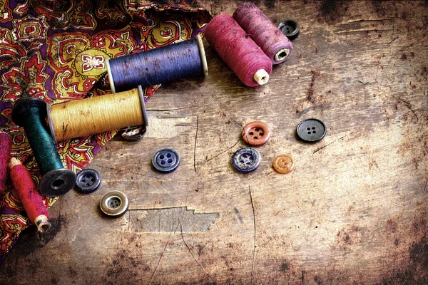 Старые швейные принадлежности — стоковое фото