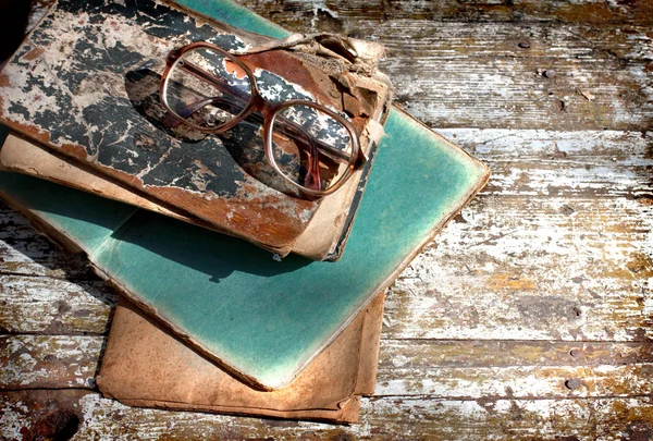 Primer plano de las páginas abiertas del libro y las gafas sobre fondo vintage . — Foto de Stock