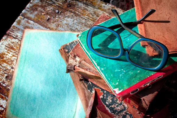 Close-up of opened book pages and glasses against vintage background — Stock Photo, Image