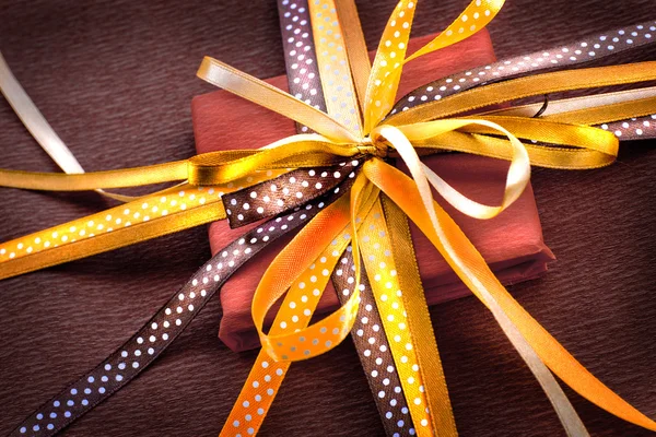 Dos regalos de lámina con arcos amarillos, dorados, marrones —  Fotos de Stock