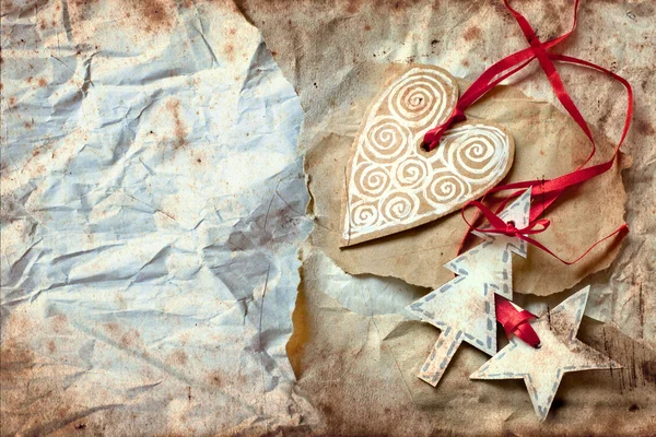 Vánoční srdce s hvězdou a strom na vinobraní papír na pozadí — Stock fotografie